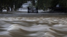 Ansicht des Hochwassers auf einer Straße in Eldorado do Sul in der Metropolregion Porto Alegre aufgrund starker Regenfälle. Foto: epa/Isaac Fontana