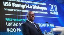 US-Verteidigungsminister Lloyd Austin hält seine Rede auf einer Plenarsitzung des Shangri-la-Dialogs des Internationalen Instituts für Strategische Studien (IISS) in Singapur. Foto: epa/How Hwee Young