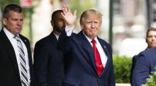 Donald Trump, ehemaliger Präsident der USA, winkt, als er den Trump Tower verlässt. Er ist auf dem Weg zur New Yorker Generalstaatsanwaltschaft, wo er im Rahmen einer zivilrechtlichen Untersuchung aussagen muss. Foto: Julia Nikhinson