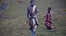 Junge Abakhwetha der Xhosa stehen während ihres traditionellen Initiationsrituals auf einem Hügel an der Wild Coast in Südafrika. Foto: epa/Nic Bothma
