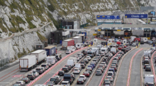 Autos stehen Schlange vor der Abfertig im Hafen von Dover. Vor der Überfahrt nach Frankreich müssen Reisende vor dem britischen Hafen Dover weiterhin mit langen Wartezeiten rechnen. Foto: Gareth Fuller
