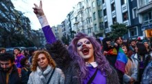 Protestierende rufen Parolen, als sie versuchen, während einer Kundgebung zum Internationalen Frauentag in Istanbul zum Taksim-Platz zu marschieren. Foto: epa/Sedat Suna