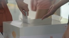 Wähler geben ihre Stimme in einem Wahllokal in Singapur ab. Foto: epa/Simon Lim