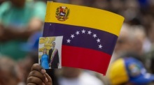 Anhänger von Nicolás Maduro demonstrieren in Caracas mit Porträts des Ex-Präsidenten und venezolanischen Fahnen nach einer Gerichtsanhörung. Foto: epa/Miguel Gutierrez