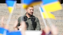Der ukrainische Präsident Volodymyr Zelensky spricht zu einer Menschenmenge. Foto: EPA-EFE/Mads Claus Rasmussen