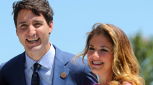 Justin Trudeau (l), Kanadas Premierminister, und dessen Frau Sophie Gregoire Trudeau stehen im Garten des Hotel Fairmont Le Manoir. Foto: Michael Kappeler/dpa