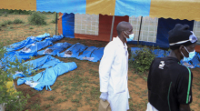 Exhumierte Leichen von Opfern einer «Hungersekte» werden aufgebahrt. Foto: Uncredited/Ap/dpa