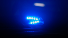Blaulicht leuchtet auf dem Dach eines Polizeiautos. Foto: Robert Michael/dpa