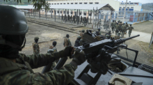 Soldaten betreten das Gefängnis El Rodeo in Portoviejo, Ecuador, um eine Durchsuchung inmitten einer Mordserie durchzuführen. Foto: Cesar Munoz/Ap/dpa