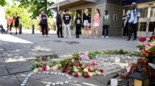 Blumen und Ehrungen am Ort der Schießerei in einem Stockholmer Vorort. Foto: epa/Jessica Gow