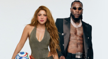 Shakira und Burna Boy posieren bei einem Fotoshooting zum offiziellen WM-Song „Dai Dai“. Foto: Nico G/dpa