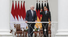 Deutsch Bundespräsident Frank-Walter Steinmeier (L) und der indonesische Präsident Joko Widodo (R) unterhalten sich. Foto: epa/Mast Irham