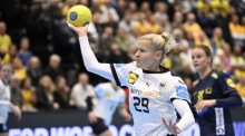 Deutschlands Antje Doell in Aktion während des internationalen Handball-Freundschaftsspiels der Frauen. Foto: epa/Johan Nilsson