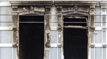 Zwei Fenster mit Brandspuren am Brandort in Solingen nach dem Pressestatement der Staatsanwaltschaft Wuppertal zum tödlichen Brand in Solingen. Foto: Christoph Reichwein/dpa