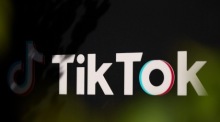 Ein Zeichen ist bei TikTok in Los Angeles, Kalifornien, zu sehen. Foto: epa/Allison Dinner