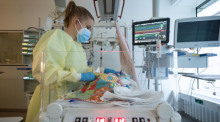 Eine Intensivpflegerin versorgt auf der Kinder-Intensivstation des Olgahospitals des Klinkums Stuttgart einen am Respiratorischen Synzytial-Virus (RS-Virus oder RSV) erkrankten Patienten, der beatmet wird. Foto: Marijan Murat/dpa