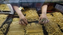 Goldschmuck und Goldbarren wurden am Samstag deutlich günstiger gehandelt als noch zum Handelsschluss am Freitag. Foto: epa/Narong Sangnak
