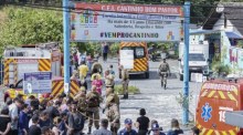 Die Feuerwehr und das Sicherheitspersonal haben den Zugang zur Kindertagesstätte Cantinho Bom Pastor in Blumenau gesperrt. Foto: epa/Savio James