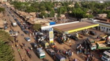 Menschen stehen in Bamako an einer Tankstelle Schlange. Blockierte Versorgungswege durch bewaffnete Gruppen verschärfen die Treibstoffkrise. Foto: epa/Hadama Diakite