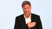 Der scheidende Bundeswirtschaftsminister Robert Habeck bei der Amtsübergabe im Bundesministerium für Wirtschaft und Klimaschutz in Berlin. Foto: EPA/Filip Singer