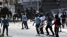Eritreische Demonstranten und israelische Polizisten werden bei einer Demonstration gegen eine pro-eritreische Regimekonferenz in Tel Aviv verletzt. Foto: epa/Atef Safadi