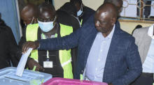 Der Vizepräsident William Ruto gibt seine Stimme im Wahllokal der Kosachei-Grundschule im Bezirk Uasin Gishu ab. Foto: epa/Str