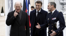 Bundeskanzler Olaf Scholz (SPD, l) und Emmanuel Macron (M), Präsident von Frankreich, lächeln, während der Präsentation deutsch-französischer Industrieprojekte im Rahmen des Deutsch-Französischer Ministerrats ... Foto: Benoit Tessier/Reuters Pool