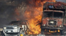 Am Ort einer schweren Explosion vor dem Safari Hotel in der Hauptstadt Mogadischu brennen Fahrzeuge. Archivfoto: epa/SAID YUSUF WARSAME