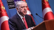 Der türkische Präsident Recep Tayyip Erdoğan spricht auf einer Pressekonferenz während des NATO-Gipfels in Ankara. Foto: Filip Singer/epa