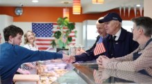 US-Präsident Joe Biden (2-R) mit dem Tanaiste Micheal Martin (3-R) bei einem Besuch im The Food House in Dundalk, Irland. Foto: EPA-EFE/Julien Behal