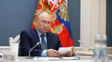 Per Videokonferenz nimmt der russische Präsident Wladimir Putin am außerordentlichen G-20-Gipfel in Moskau teil. Foto: epa/Mikhael Klimentyev