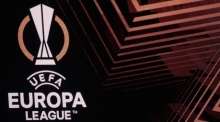 Logo der UEFA Europa League auf der Stadionleinwand. Foto: epa/Tim Keeton