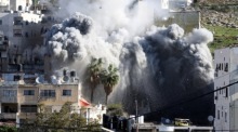 Israelische Soldaten reißen nach einer Razzia bei Nablus die Wohnung des inhaftierten Palästinensers Abdul Karim Sanoubar ab. Foto: EPA/Alaa Badarneh