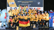 Weltmeisterschaft, Einzel 15 km, Damen. Die deutsche Mannschaft feiert nach der Siegerehrung den zweiten Platz von Janina Hettich-Walz (M, oben) aus Deutschland. Foto: Hendrik Schmidt/dpa