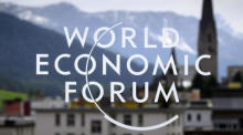 Logo des WEF auf einem Fenster vor dem Dorf Davos Platz am Haus der Schweiz. Foto: epa/Laurent Gillieron
