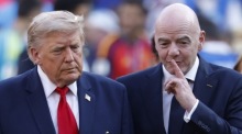 US-Präsident Donald Trump und FIFA-Präsident Gianni Infantino verlassen nach der Siegerehrung des WM-Finales 2026 das Spielfeld. Foto: EPA/Shawn Thew