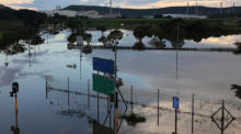 Tage nach den schlimmsten Überschwemmungen seit 60 Jahren, die Durban heimgesucht haben, steht das Wasser noch immer in tief liegenden Gebieten der Stadt. Foto: epa/Str