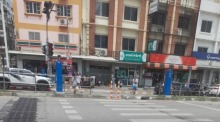 Die auf dem Fußgängerüberweg installierten Poller sollen unerlaubte U-Turns verhindern. Für Rollstuhlfahrer ist die Querung der Straße dadurch jedoch nicht mehr möglich. Bild: Leserfoto Martin Schymura
