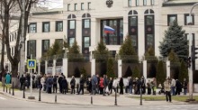 Russische Bürger in Moldawien geben ihre Stimme bei den russischen Präsidentschaftswahlen in Chisinau ab. Foto: epa/Dumitru Doru