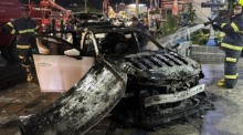 Einsatzkräfte der Feuerwehr löschen den ausgebrannten Mazda nach dem Fahrzeugbrand an der Chaiyaphruek-Kreuzung. Bild: TMN.TV