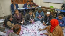 Wahlhelfer zählen Stimmzettel bei der 13th national general election in Bangladesh in Dhaka. Foto: Monirul Alam/epa