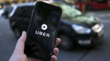 Das Uber-Logo auf einem Smartphone in London. Ein Grundsatzurteil stärkte die Rechte von Uber-Fahrern als Arbeitnehmer. Foto: Will Oliver/epa