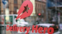 Das Logo des Essenslieferdienstes Delivery Hero am Unternehmenssitz in Berlin. Foto: Hannibal Hanschke/epa