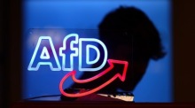 Das Logo der AfD ist bei einer Wahlkampfveranstaltung der Partei in Halle zu sehen. Foto: epa/Hannibal Hanschke