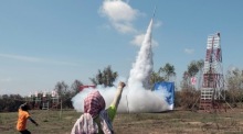 Während der Bun-Bang-Fai-Feste steigen in mehreren Provinzen Nordostthailands jedes Jahr tausende selbstgebaute Raketen in den Himmel. Archivbild: epa/David Longstreath