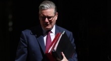 Keir Starmer verlässt die Downing Street 10 auf dem Weg zur Fragestunde im britischen Parlament in London. Foto: EPA/Andy Rain
