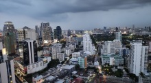 Dunkle Gewitterwolken ziehen über Bangkok auf - Vorboten der angekündigten Gewitter bei extremer Hitze von bis zu 43 Grad Celsius. Foto: Rüegsegger