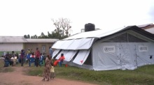 Streikende Beschäftigte des Ebola-Behandlungszentrums am Rwampara-Krankenhaus protestieren gegen ausstehende Löhne und Zulagen. Foto: Dieudonne Dirole/epa