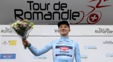 Juri Hollmann vom Team Alpecin-Deceuninck feiert auf dem Podium nach der fünften Etappe der Tour de Romandie in Vernier. Foto: Jean-Christophe Bott/epa/dpa