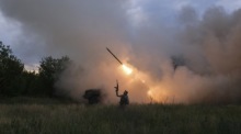 Soldaten der 93. ukrainischen Brigade feuern im Gebiet Donezk eine Rakete aus einem BM-21-Grad-Mehrfachraketenwerfer ab. Foto: epa/93rd Mechanized Brigade/handout